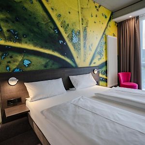 Großes Zimmer mit Kingsize-Bett